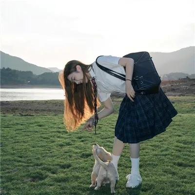 带剑女孩